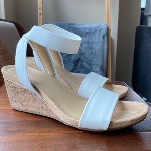 (NEW) Naturalizer White Wedge Sandals